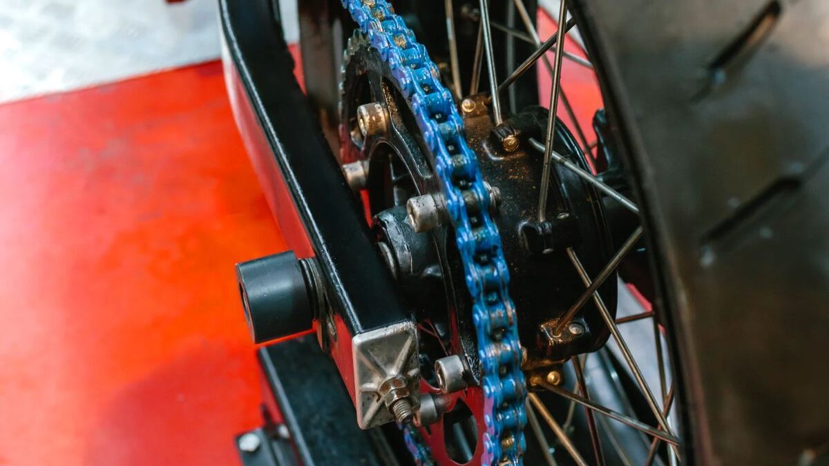 tension chaine moto tous les combien