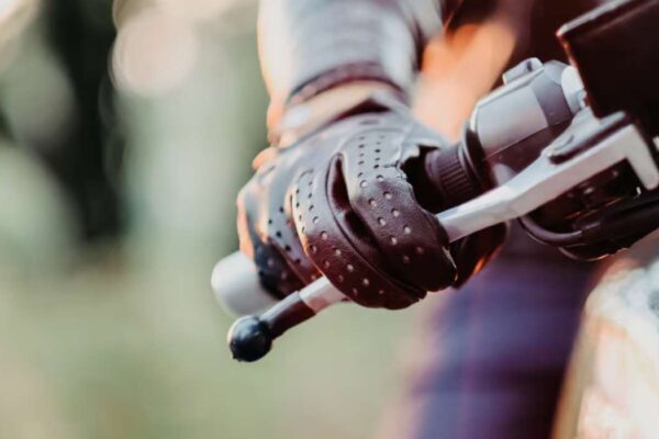 comment passer les vitesse en moto